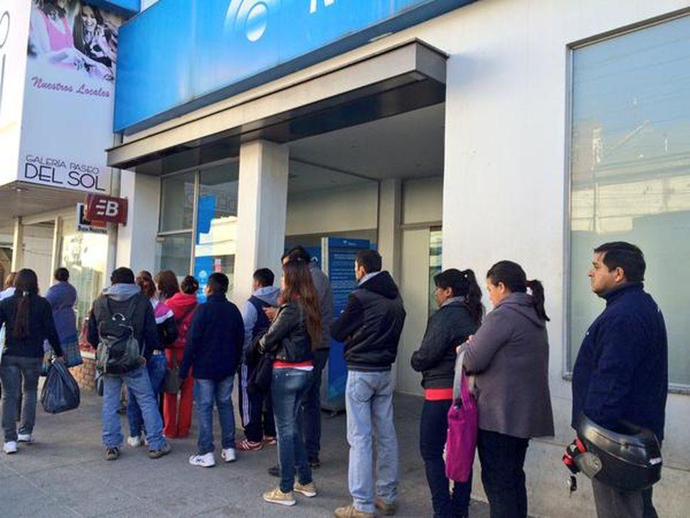 Docentes y el resto de estatales cobran este sábado el sueldo de febrero con 8% de aumento más $ 2 mil de adicional