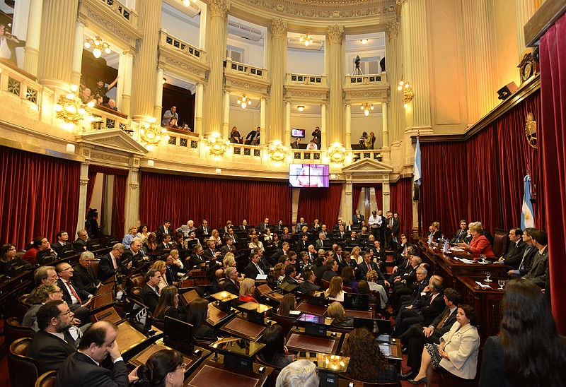 Entre los 72 senadores reúnen a 1.371 asesores