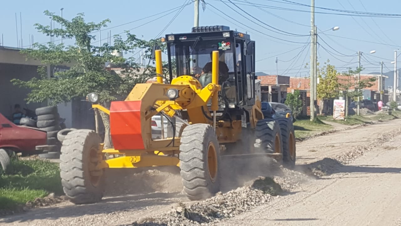 Avanzan las tareas de nivelado y enripiado de calles en los barrios