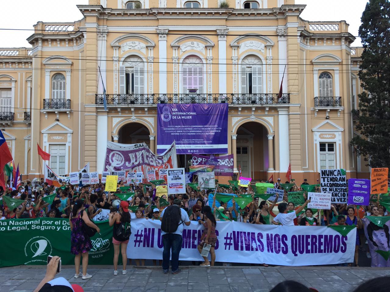 #8M: En Salta, hubo marchas a favor y en contra del aborto