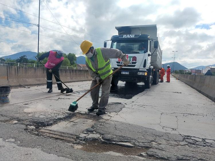 Se realizaron tareas de bacheo en las avenidas Reyes Católicos y Tavella