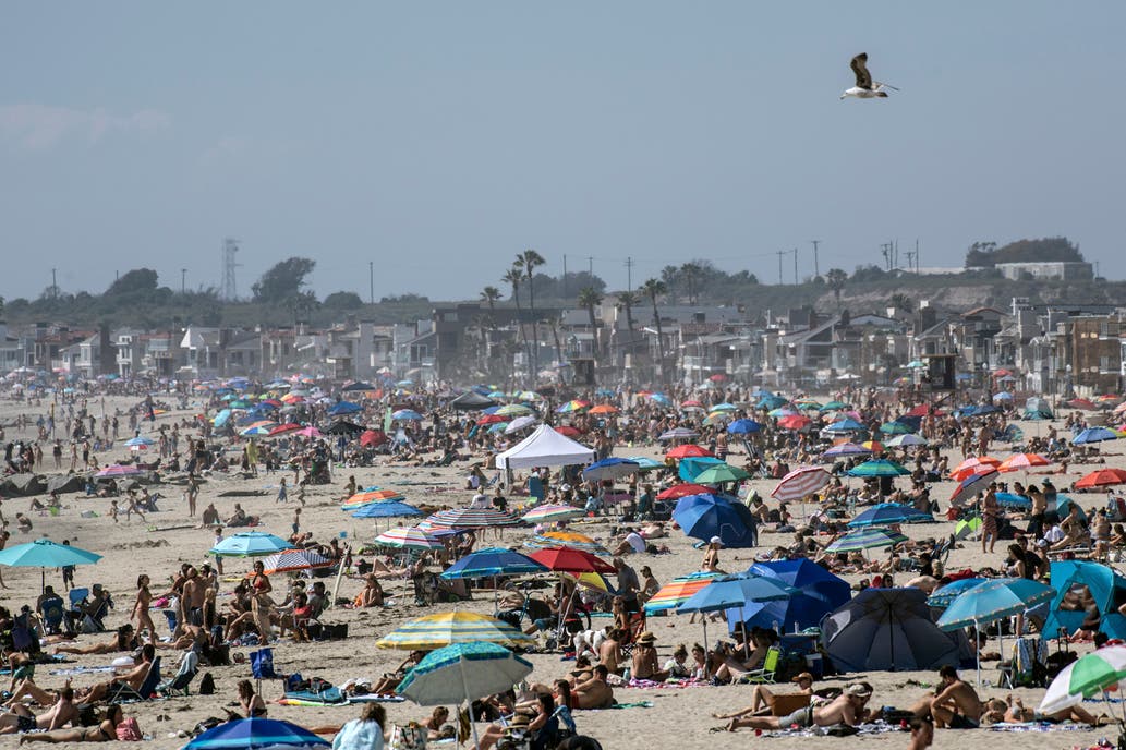Coronavirus en Estados Unidos: las playas de California, llenas de gente pese a las órdenes de distanciamiento
