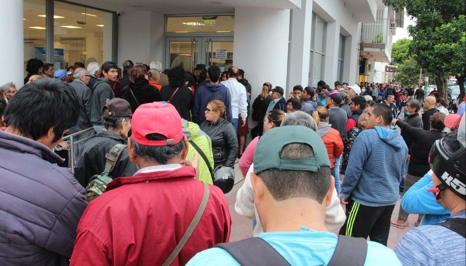 Por incidentes en las puertas del Banco Macro debieron cerrar la sucursal de Tartagal