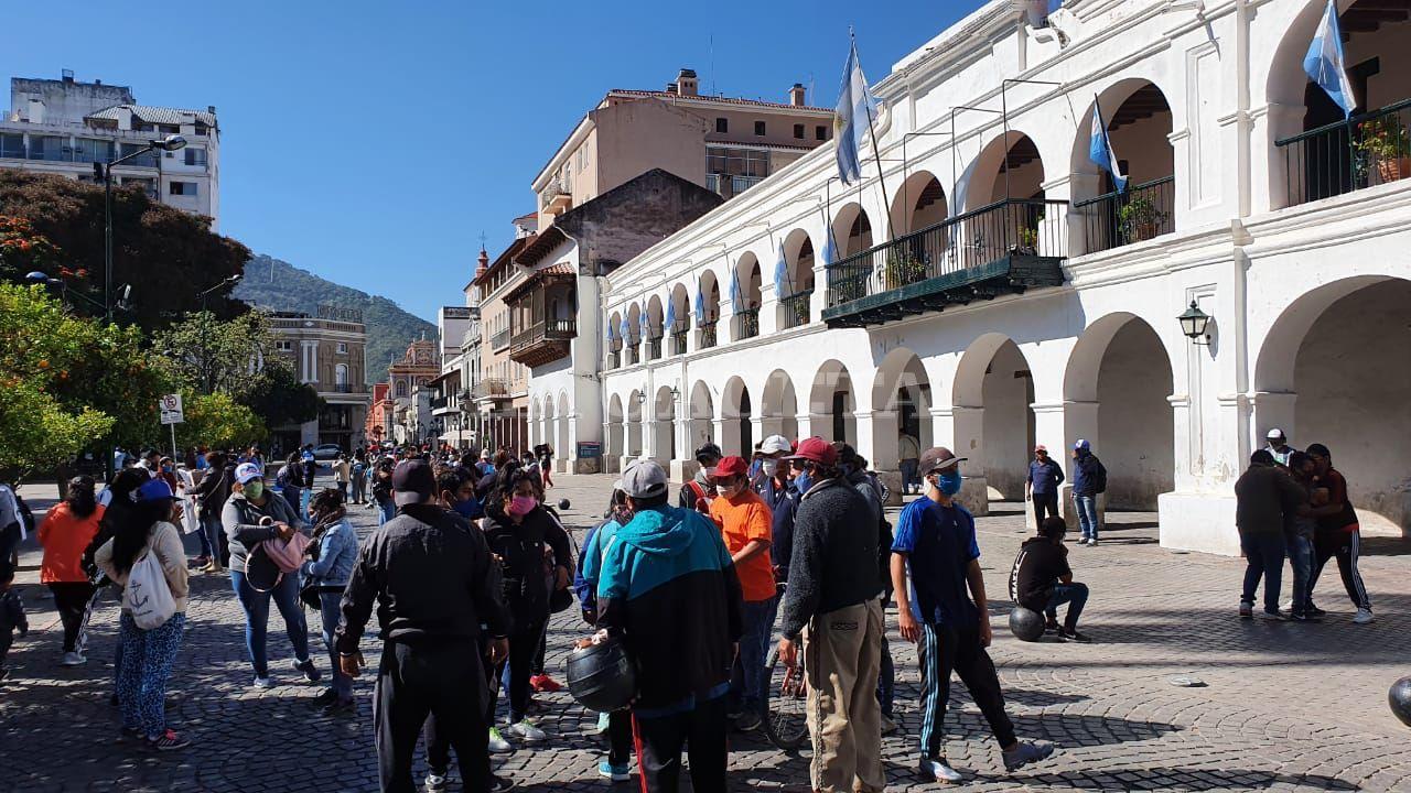 Cientos de salteños salieron a la calle en protesta por la crisis que los afecta