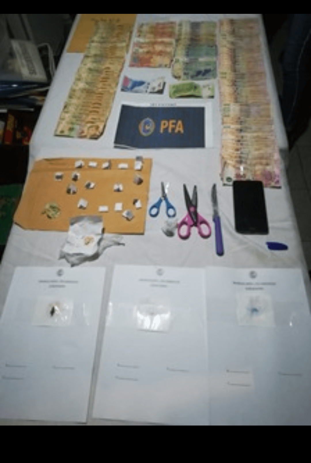 Detienen a una mujer con pasta base de marihuana y dinero de baja denominación