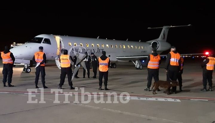 Anoche impidieron el desembarque de dos aviones en Salta