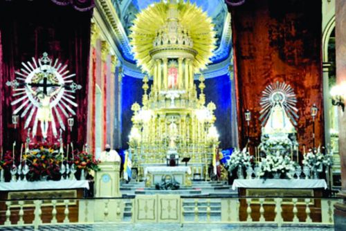 Con Sáenz y Bettina Romero presente, entronizaron las imágenes del Señor y Virgen del Milagro