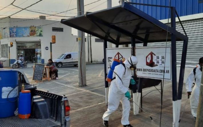 SAETA desinfectó paradas de colectivos sobre avenida Independencia