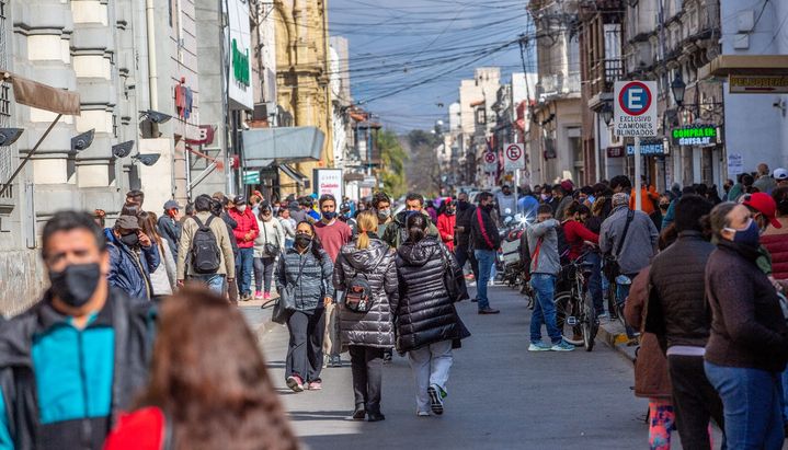 Aglomeración en el micro centro salteño este lunes