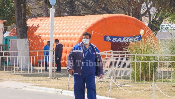 Montan una carpa para más de 120 pacientes afuera del San Bernardo
