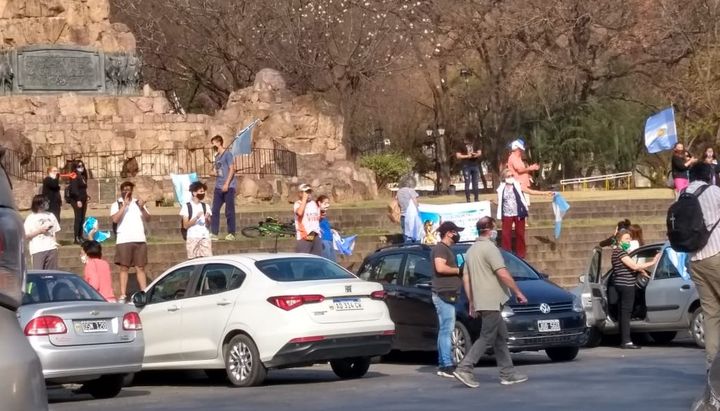 Pese a la prohibición de reuniones en lugares públicos, salteños se sumaron al banderazo nacional contra el Gobierno