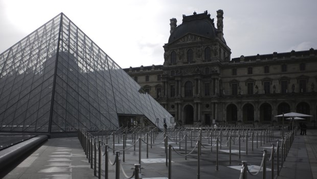 Francia volvió este sábado al estado de alerta sanitaria