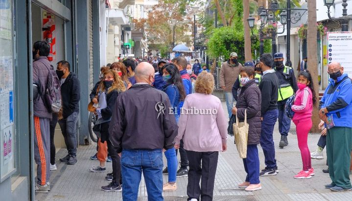 Los comercios retomaron su actividad y hubo mucho movimiento en las calles