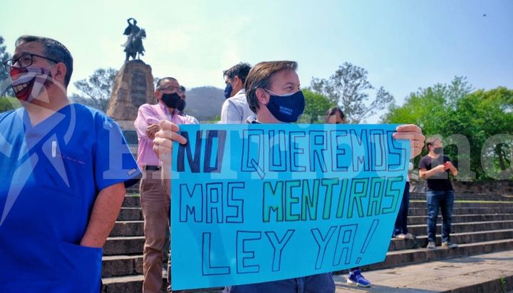 Médicos marcharon para entregar un petitorio a Sáenz