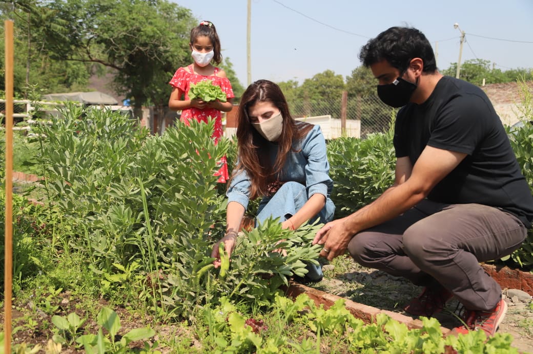 En Día de la Alimentación, Bettina Romero visitó la huerta comunitaria de Constitución