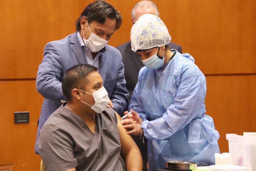 Sáenz encabezó el inicio del operativo de vacunación contra el COVID-19 en Salta. VIDEO