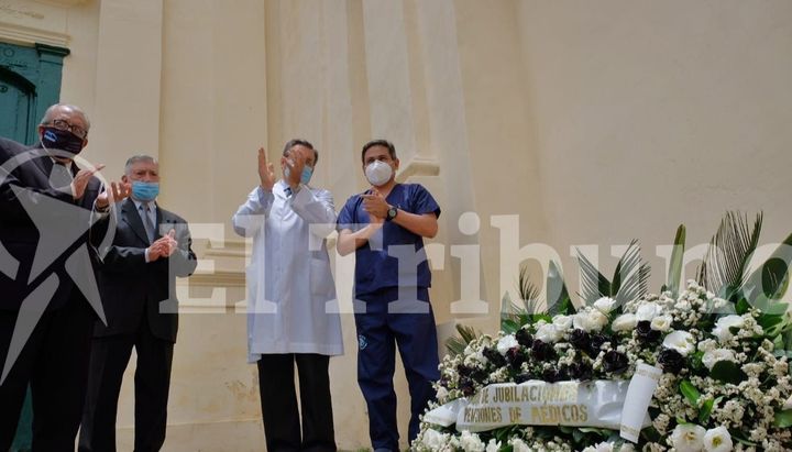 Sentido homenaje a los médicos que fallecieron durante la pandemia