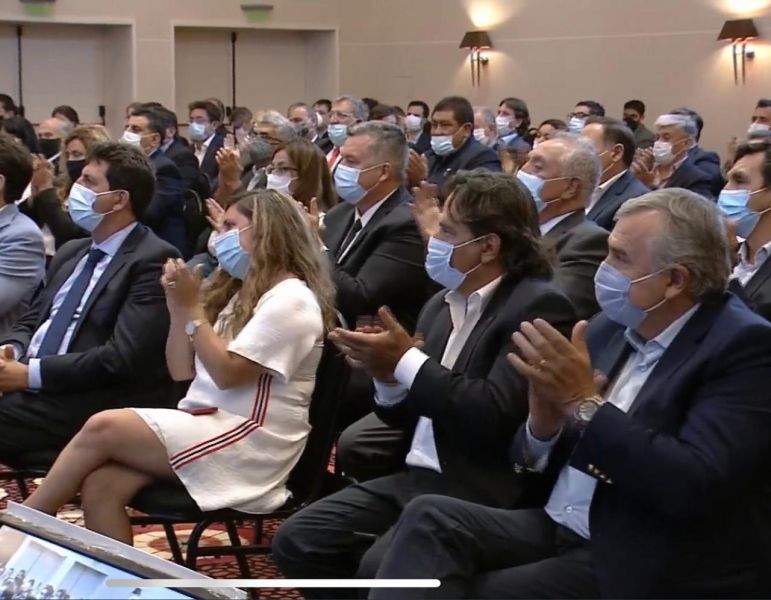 Sáenz acompañó al presidente de la Nación en la reunión de Gabinete Federal en La Rioja