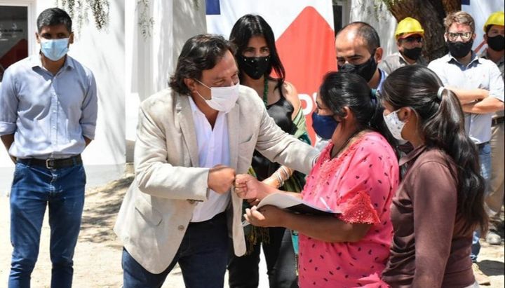 Sáenz en Cafayate: entregó viviendas y supervisó el módulo sanitario