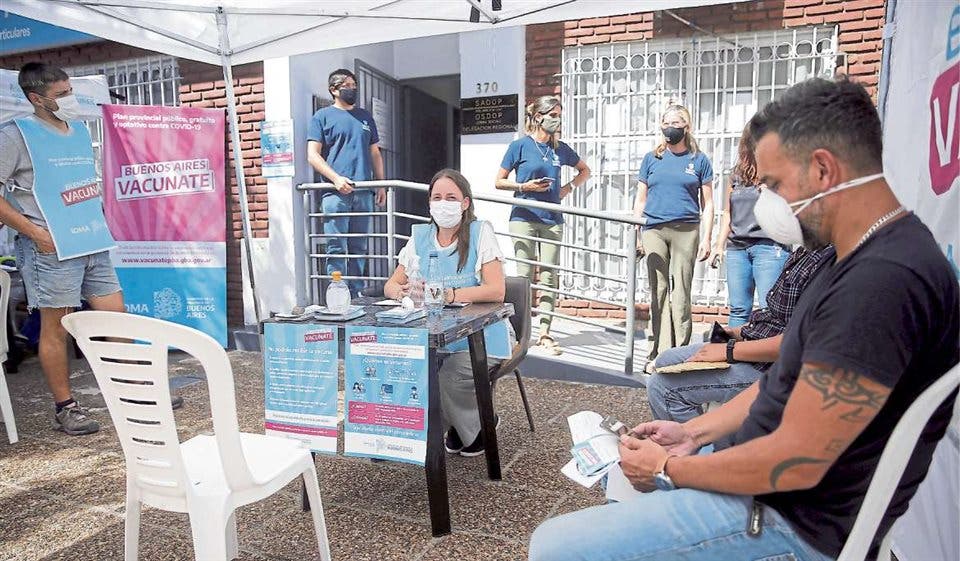 Acomodo, robo y compra, las variantes para conseguir vacunas en las sombras