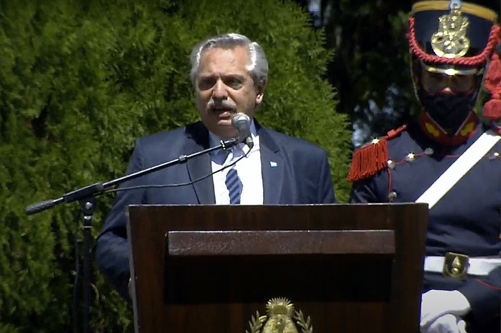 Alberto volvió de México y en Corrientes buscó dar por terminado el tema de los vacunatorios VIP