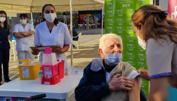 COVID-19: este lunes sigue la vacunación para mayores de 70 años en Salta