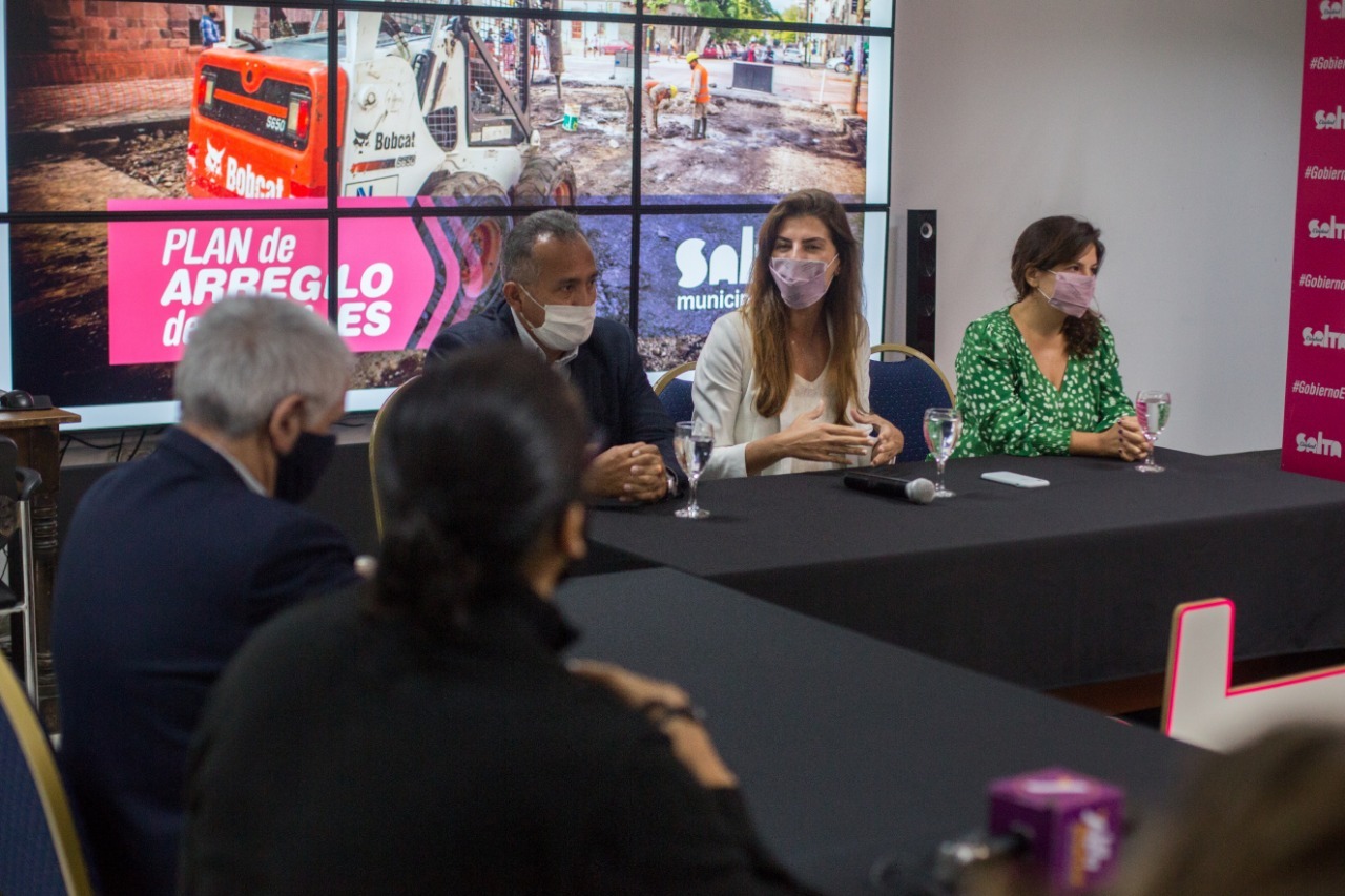 La Intendenta presentó el plan de bacheo de mil cuadras de barrios y área centro
