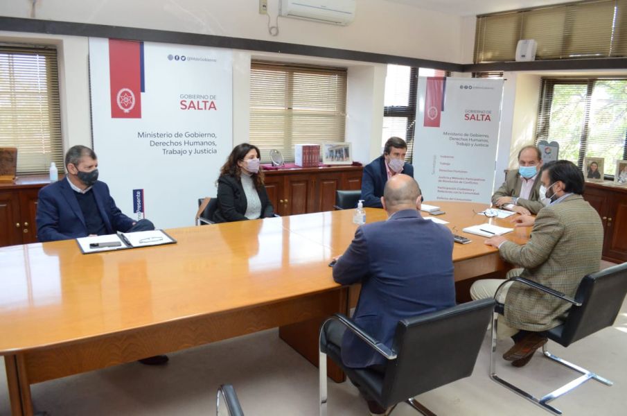 Los COE de la Provincia y la Municipalidad acordaron reforzar medidas de control en comercios y gastronomía