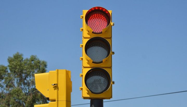 Concejales reclaman al Ejecutivo que coloque reductores de velocidad y semáforos