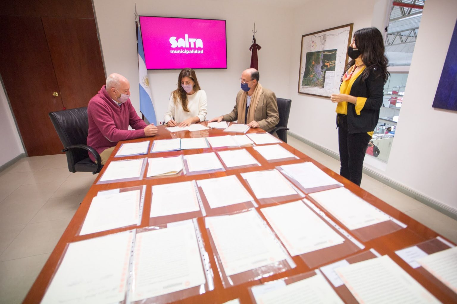 La Intendenta junto al Colegio de Escribanos, firmaron el título de propiedad de 80 familias de barrio Ceferino. VIDEO