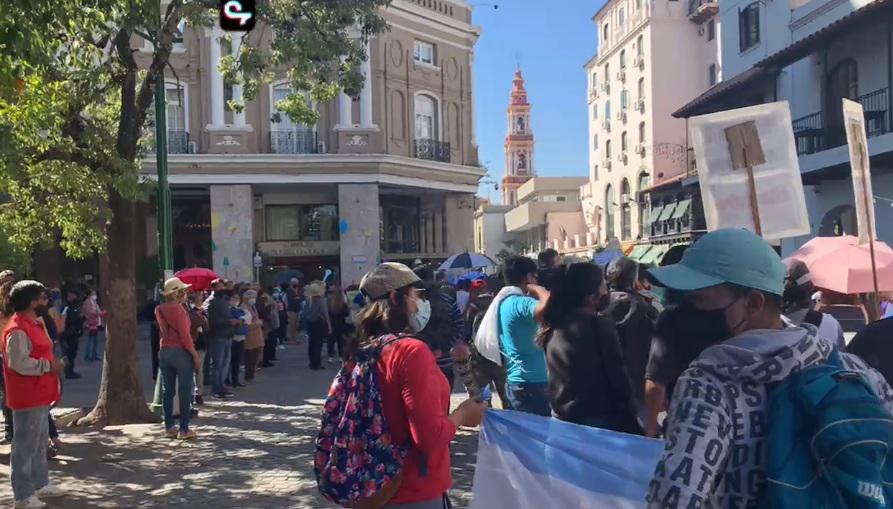 Docentes: multitudinaria marcha en el centro de Salta