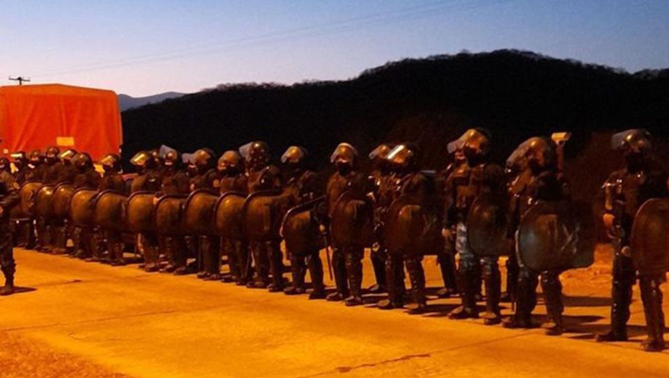 La Policía despejó anoche a docentes que cortaban el acceso a Salta