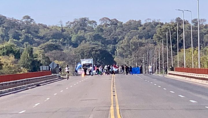 Docentes cortaron la ruta en el acceso norte de Metán durante este sábado. Se filtraron audios sobre el paro