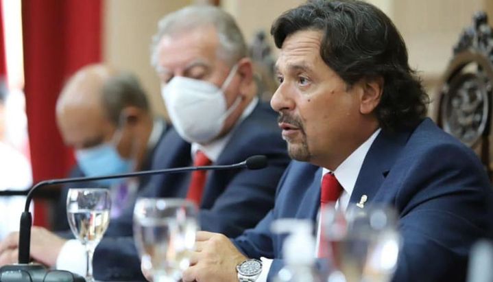 Sáenz seguirá internado por un cuadro de diverticulitis aguda