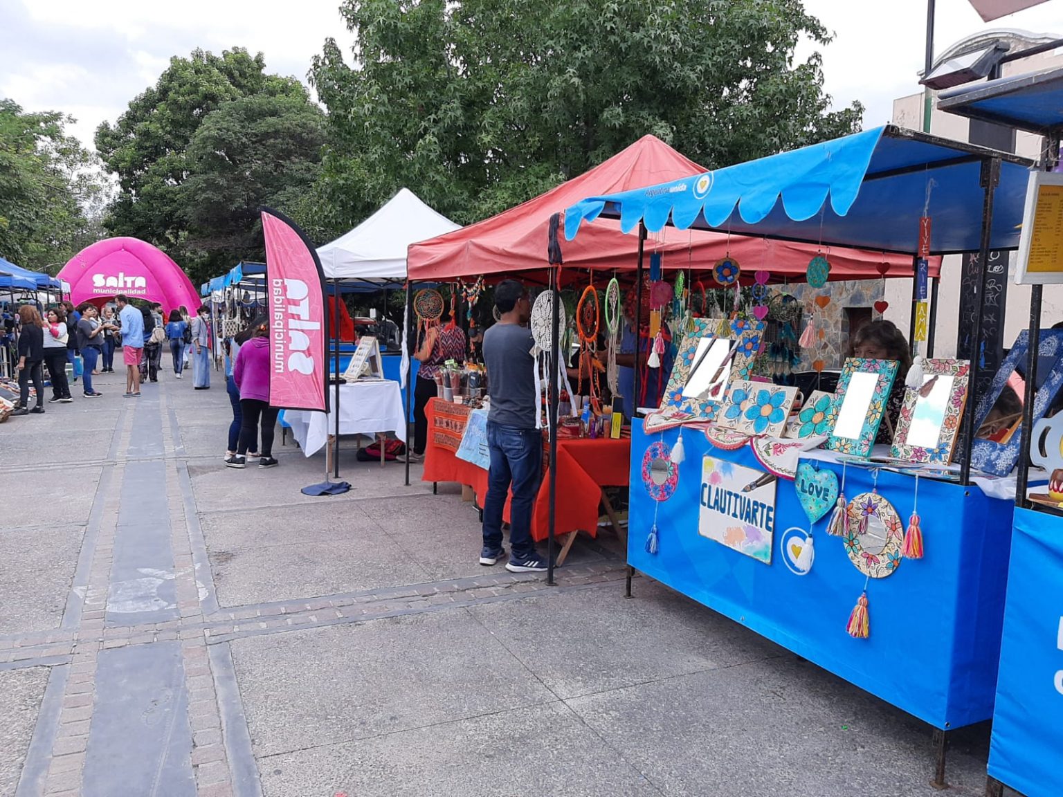 Este sábado 9 se realiza otra edición de la feria de emprendedores en el Paseo de los Poetas