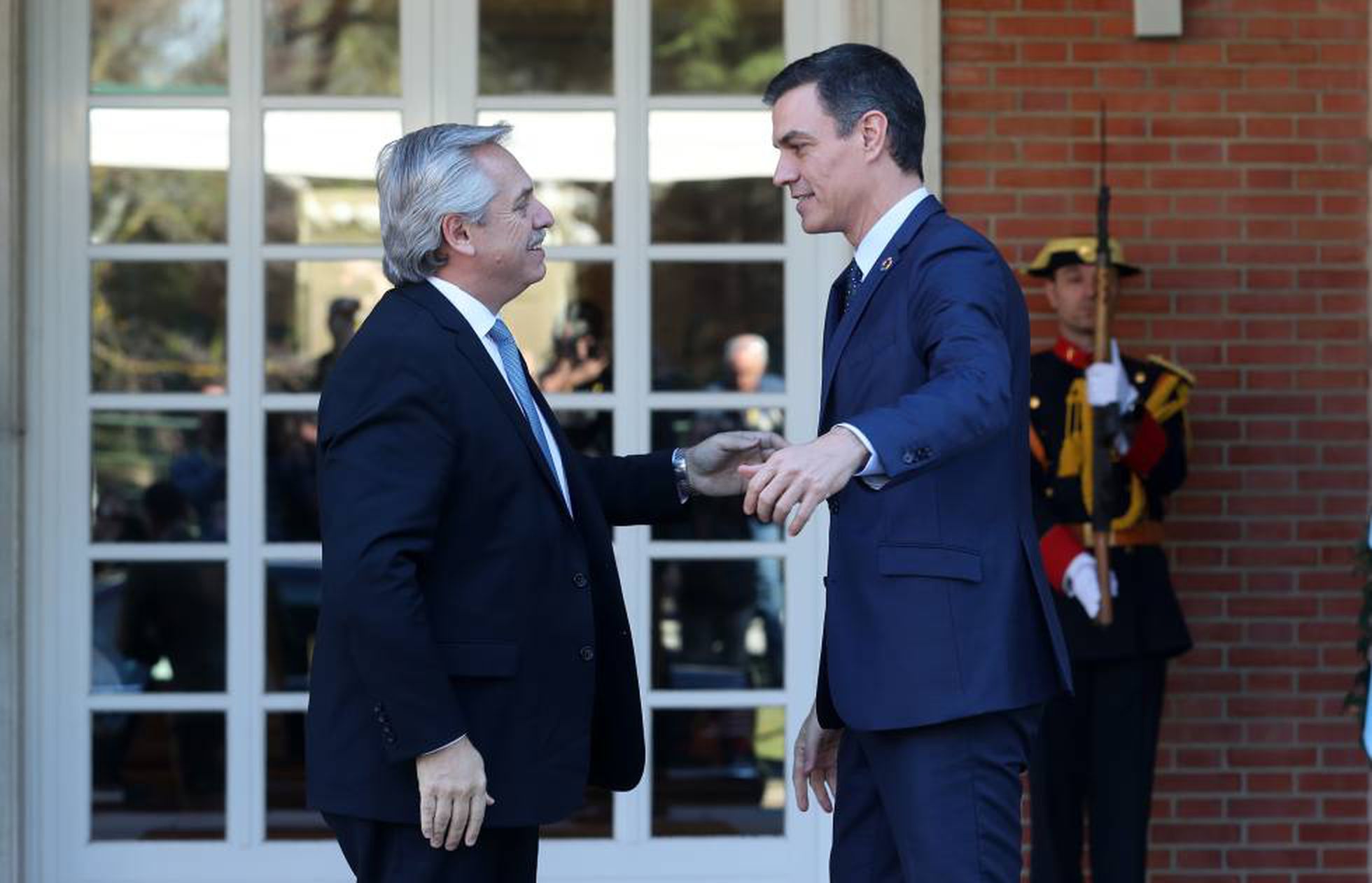 Alberto Fernández arranca una gira para tomar distancia de la interna