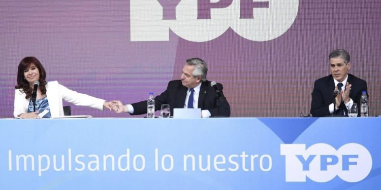 Duras críticas de la oposición tras el acto de Alberto Fernández y Cristina Kirchner por los 100 años de YPF