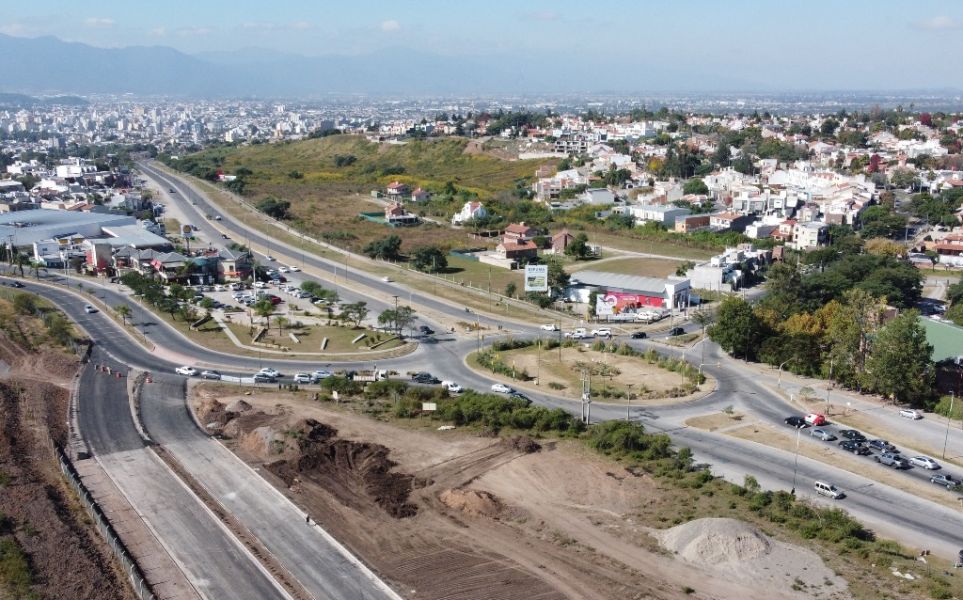 Anuncios por inicio de obra en la rotonda de acceso al barrio Grand Bourg y desvíos de tránsito