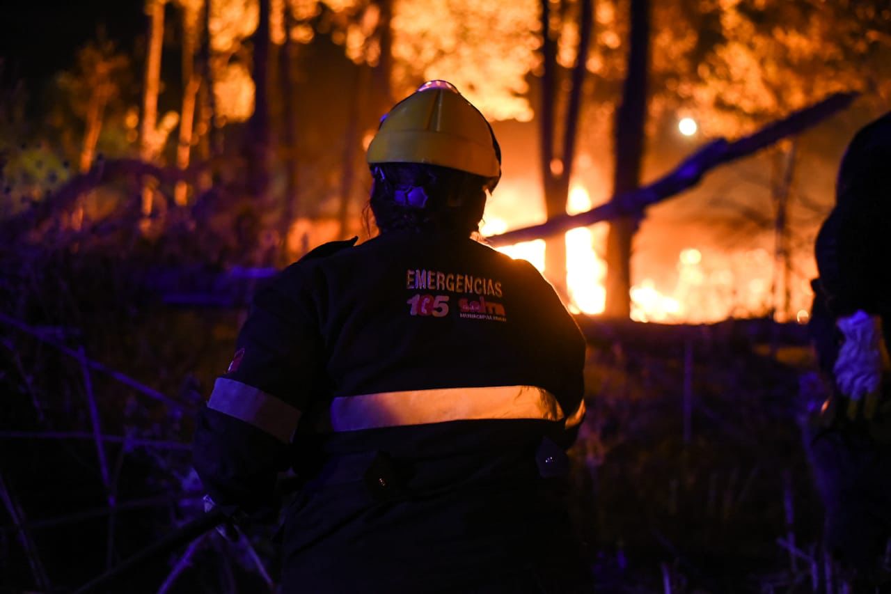 Equipos municipales colaboraron para sofocar incendios de pastizales de magnitud