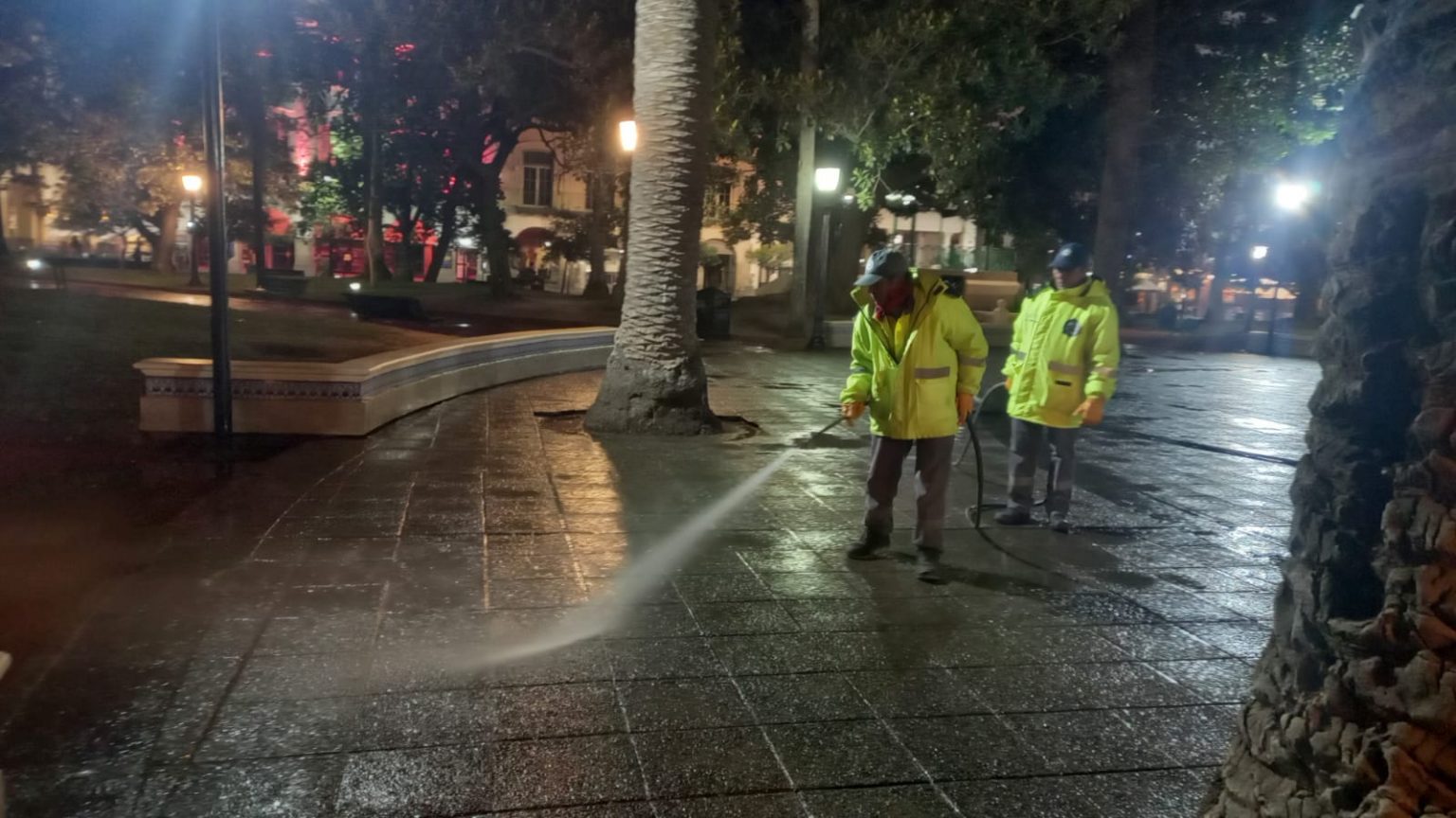 Tareas de mantenimiento y limpieza en el área centro de la ciudad