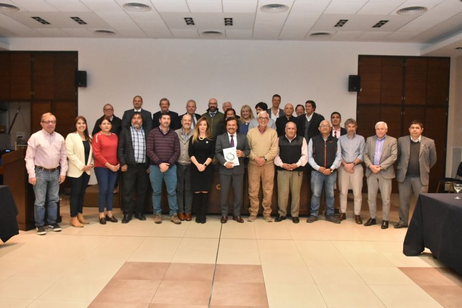 El Consejo Económico Social entregó a Sáenz la Memoria 2021, la primera en la historia de la institución