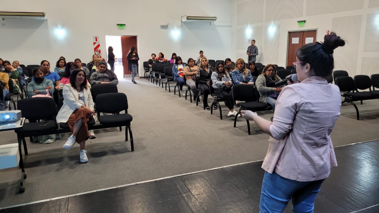 La Municipalidad brinda charlas para potenciar la creación de emprendimientos. VIDEOS