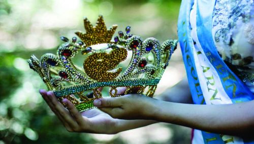 Por la elección de la reina estudiantil, aseveran que los certámenes discriminan y cosifican