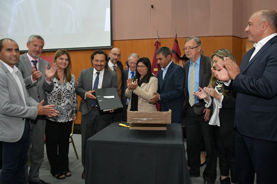 Sáenz encabezó la apertura de sobres para la licitación del Centro de Convenciones de Cafayate. VIDEO
