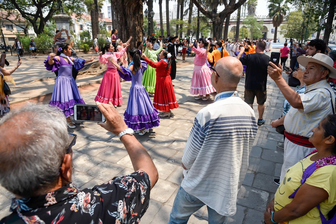 La Municipalidad celebró el Día de la Tradición en plaza Belgrano. VIDEO