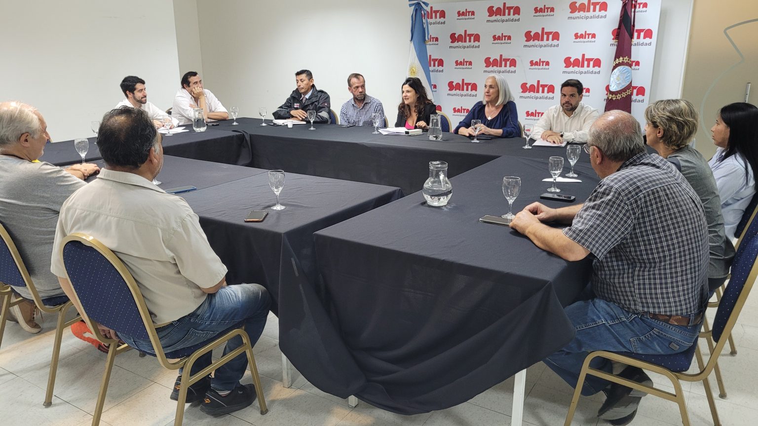 El municipio se reunió con comerciantes para seguir trabajando el ordenamiento del área centro. VIDEO