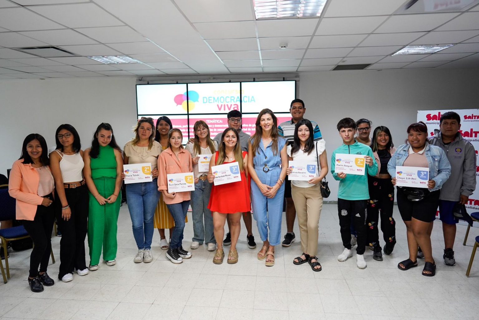 Bettina Romero entregó los premios a los ganadores del concurso “Democracia Viva”. VIDEO