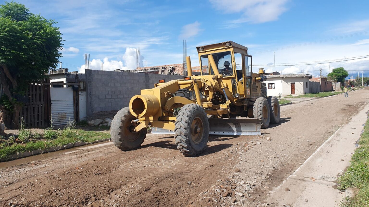 La Municipalidad avanza con el nivelado y enripiado de calles en zonas este y sudeste. VIDEO