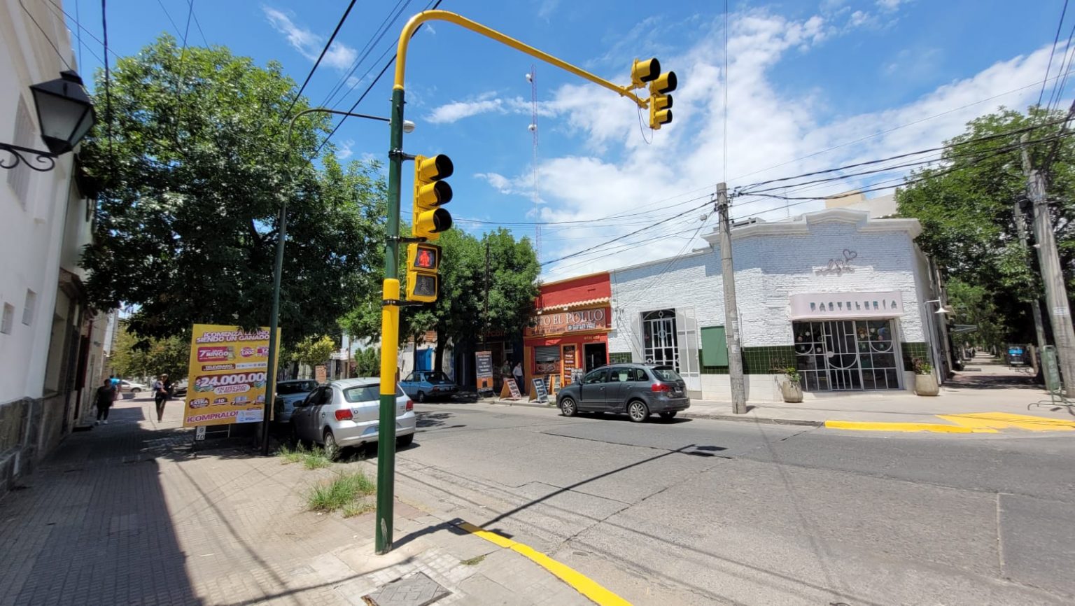 La Municipalidad realiza el recambio de semáforos en el macrocentro. VIDEO