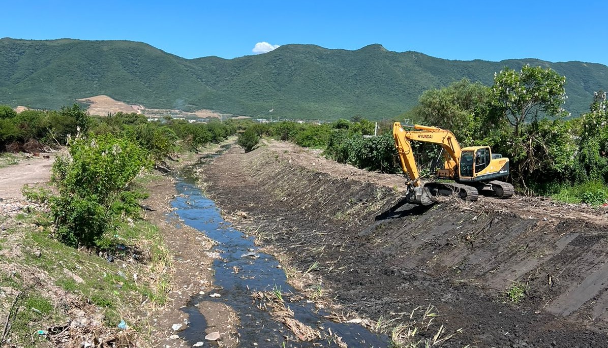 Con maquinaria pesada continúa la limpieza de los canales de gran envergadura. FOTOS